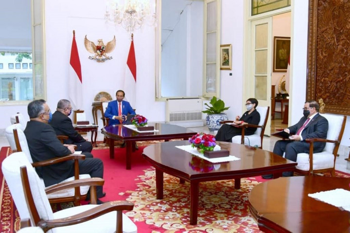 Jokowi juga menekankan kembali pentingnya isu pelindungan WNI di Malaysia.
