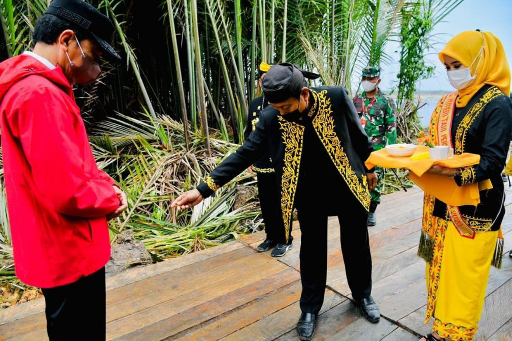 Dalam prosesi penyambutan adat tersebut, Ketua Adat juga memercikkan air dan memberikan ikat kepala khas daerahnya yang bernama Sesingal Tidung.