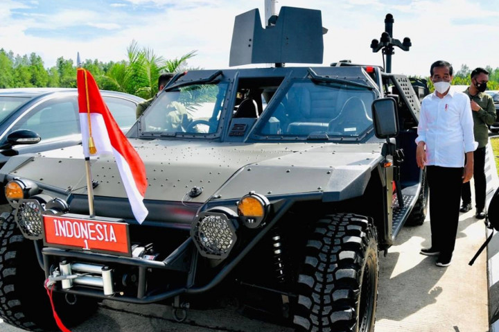 Presiden Joko Widodo menyusuri jalan di Tarakan untuk menyapa masyarakat, Selasa, 19 Oktober 2021. 