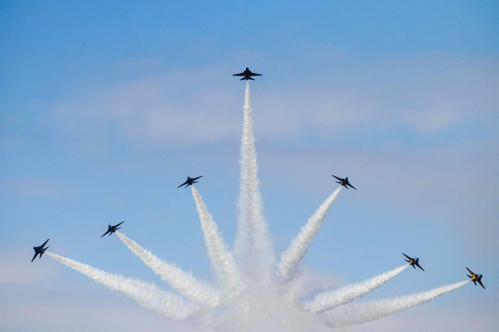 Jet T-50 Angkatan Udara Korea Selatan dari Grup Demonstrasi Udara ke-53 Black Eagles tampil pada Pameran Kedirgantaraan dan Pertahanan Internasional di Seongnam, Korea Selatan, 18 Oktober 2021.