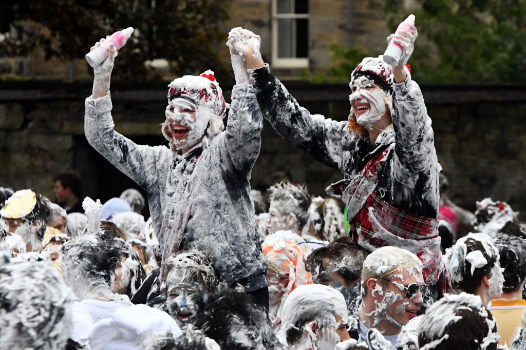 Perang busa ini sebagai ucapan terima kasih kepada senior yang telah menyambut dan membimbing junior ketika pertama kali masuk. 