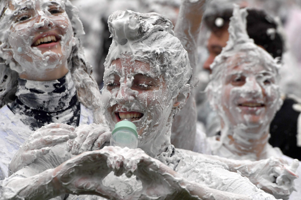 Mahasiswa tahun pertama Universitas St Andrews mengikuti perang busa saat acara tahunan Raisin Monday di St Andrews, Skotlandia, Senin, 18 Oktober 2021.