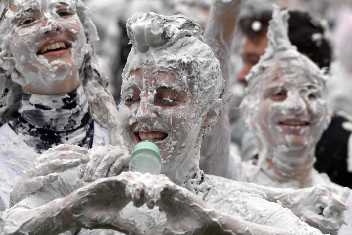 Mahasiswa tahun pertama Universitas St Andrews mengikuti perang busa saat acara tahunan Raisin Monday di St Andrews, Skotlandia, Senin, 18 Oktober 2021.