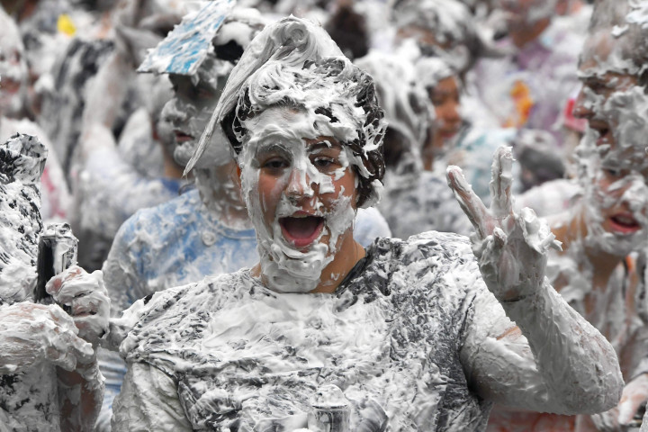 Setiap tahun, ada sebuah tradisi yang tak boleh dilewatkan para mahasiswa baru Universitas St Andrews di Skotlandia. Tradisi tersebut bernama 'Raisin Monday'.