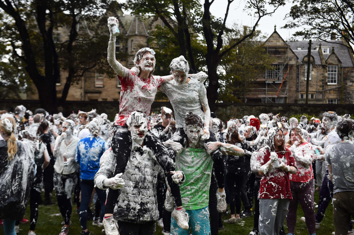 Tradisi turun temurun dengan kostum unik tersebut biasanya digelar sepekan setelah masa orientasi kampus.