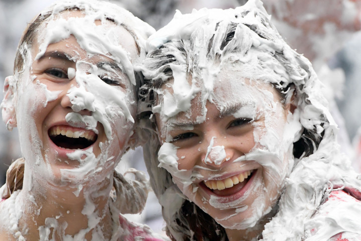 Mereka saling melempar busa cukur ke wajah maupun tubuh temannya sehingga busa tersebut menyelimuti tubuh masing-masing.