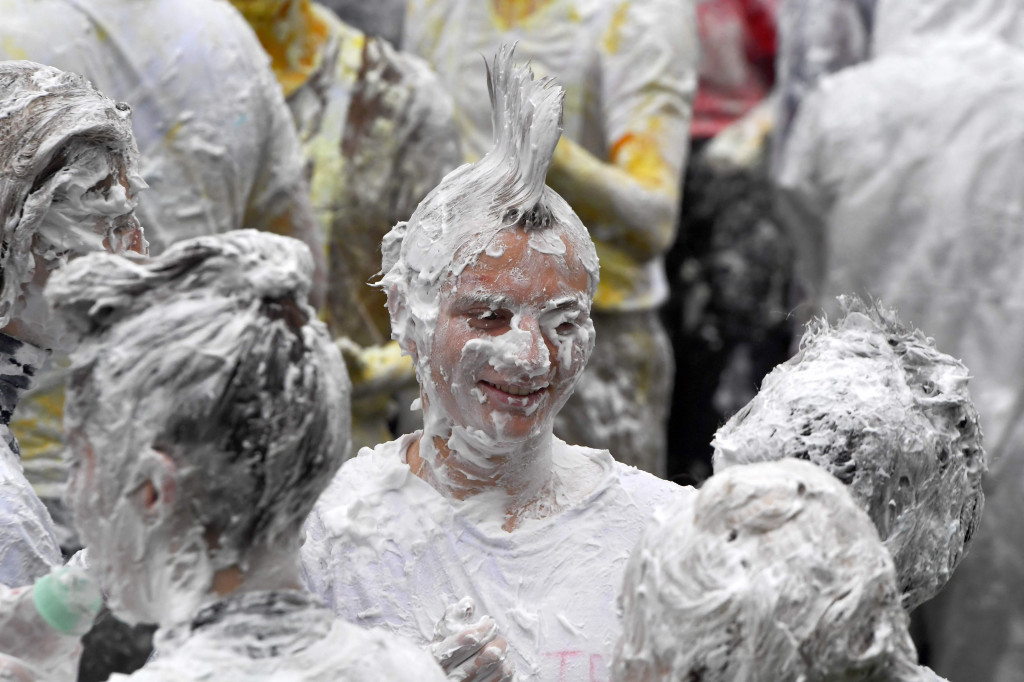 Ratusan orang mahasiswa baru larut dalam acara perang busa ini dengan kegembiraan dan senyuman terus terpancar di wajah mereka.