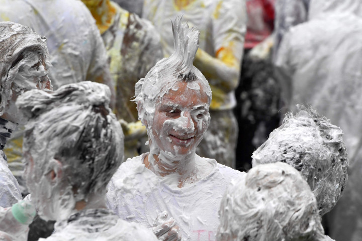 Ratusan orang mahasiswa baru larut dalam acara perang busa ini dengan kegembiraan dan senyuman terus terpancar di wajah mereka.