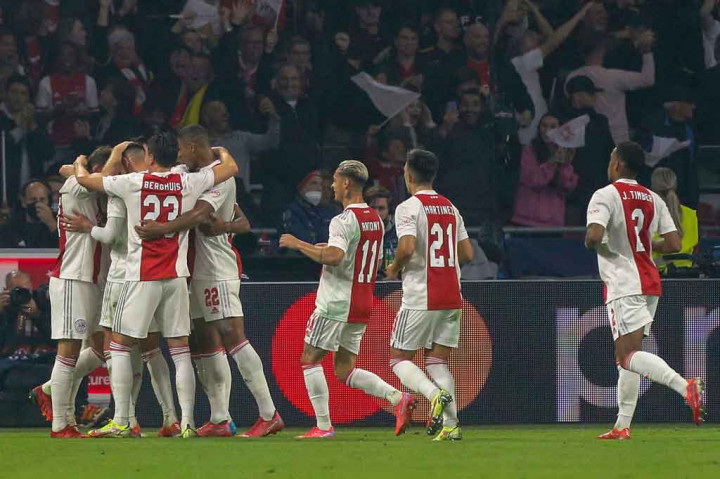 Bermain di hadapan pendukungnya sendiri, Ajax tampil menekan sejak awal laga dan mampu membuka keunggulan pada menit ke-11 setelah memaksa kapten Dortmund Marco Reus mencetak gol bunuh diri.