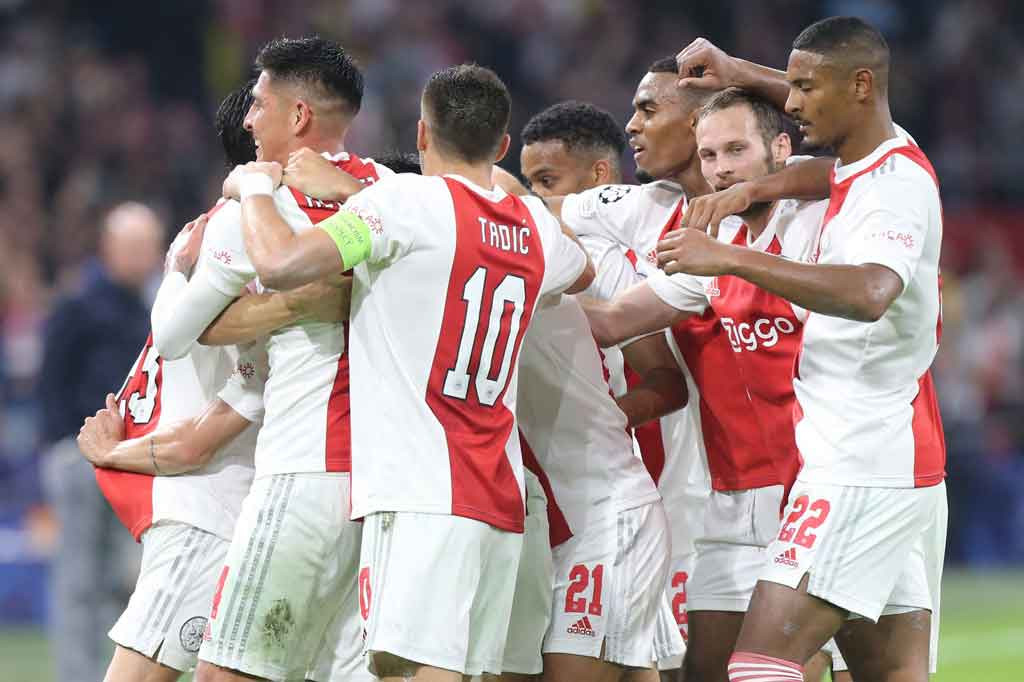 Gol itu membuat Ajax kian percaya diri mengatur serangan dan sukses menggandakan keunggulan pada menit ke-25 lewat tembakan jarak jauh Daley Blind usai menjambar umpan Sebastien Haller.