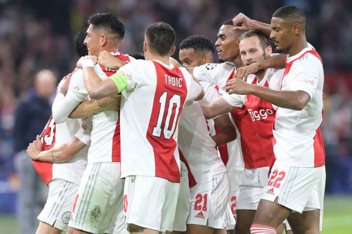 Gol itu membuat Ajax kian percaya diri mengatur serangan dan sukses menggandakan keunggulan pada menit ke-25 lewat tembakan jarak jauh Daley Blind usai menjambar umpan Sebastien Haller.