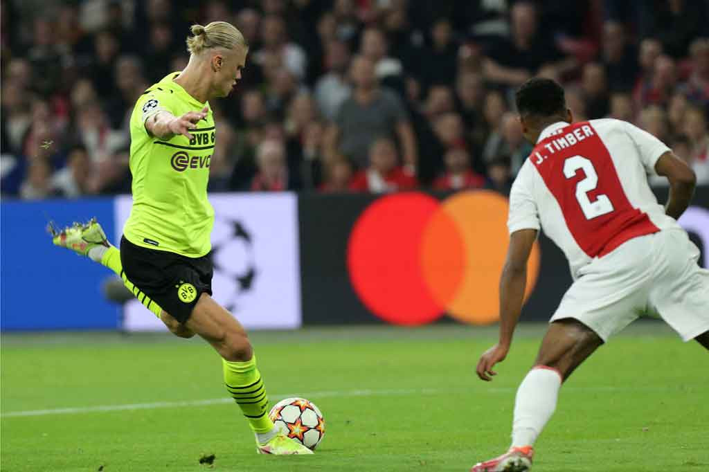 Dortmund baru bisa betul-betul menciptakan ancaman semenit jelang turun minum melalui Erling Haaland, tapi kiper gaek Remko Pasveer sukses menggagalkan upaya talenta muda buruan seantero Eropa itu demi menjaga keunggulan 2-0 Ajax hingga babak pertama usai.