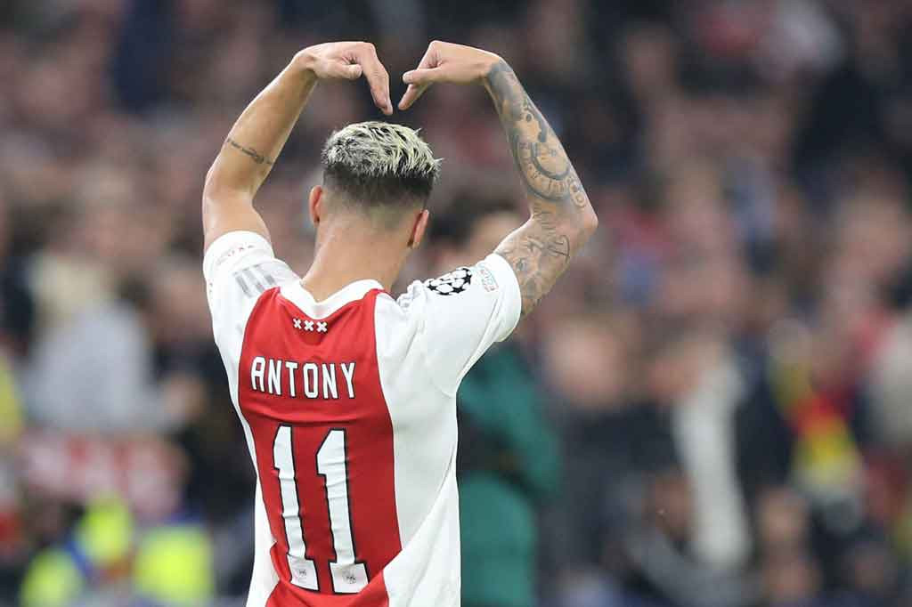 Ajax justru berhasil menambah keunggulan mereka pada menit ke-57 lewat sepakan melengkung Antony Matheus usai menyambut umpan sundulan Haller.