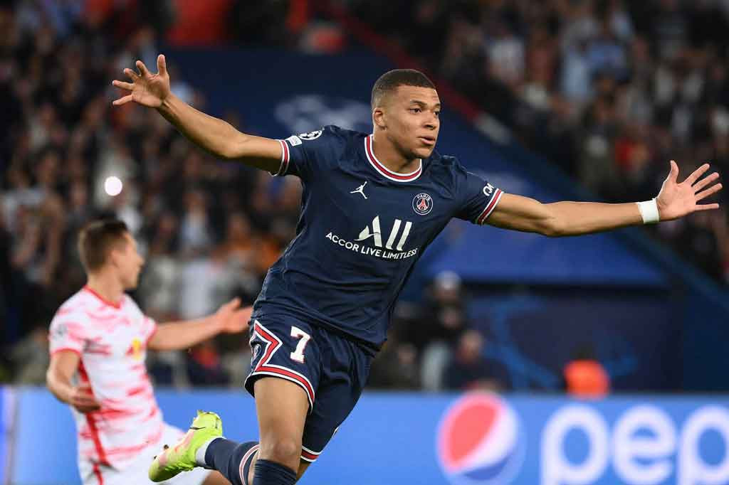 Pada menit ke-9 Les Parisiens berhasil membuka keunggulan lewat aksi Kylian Mbappe yang berlari sendirian mengobrak-abrik pertahanan tim tamu sebelum memperdaya kiper Peter Gulacsi dengan sontekan ke pojok kiri bawah gawang.