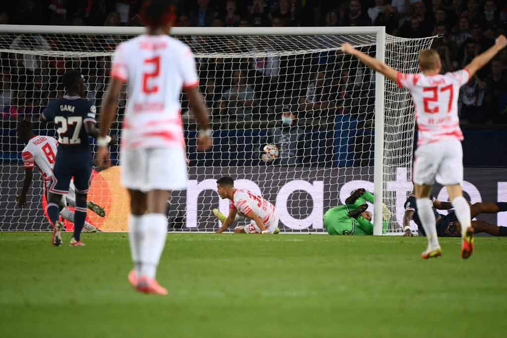 Pada menit ke-27 Die Bullen mendapatkan peluang untuk menyamakan kedudukan lewat Silva. Sayangnya sontekannya dari dalam kotak penalti masih membentur mistar gawang.   Namun, semenit kemudian kerja keras Leipzig akhirnya membuahkan hasil saat Angelino mengirimkan umpan silang apik yang disambut sempurna oleh Silva demi membuat kedudukan imbang 1-1.