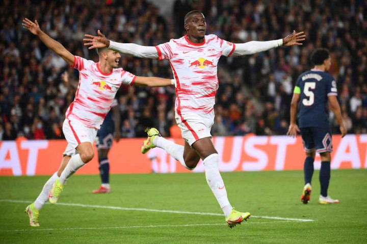 Kedua tim memasuki babak kedua dengan permainan agresif. Namun Leipzig yang mampu lebih dulu memetik gol tambahan pada menit ke-57 saat Nordi Mukiele berada di posisi tepat untuk menyambut umpan silang Angelino dengan tembakan voli yang tak memberi kesempatan Navas untuk berreaksi. Leipzig berbalik unggul 2-1 atas PSG.