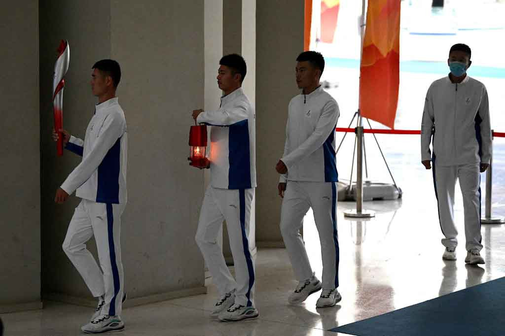 Api Olimpiade tiba di Tiongkok pada Rabu, 20 Oktober 2021 pagi, untuk Olimpiade Musim Dingin Beijing 2022. Sebelumnya, upacara penyalaan api di Athena, Yunani dibayangi protes atas catatan hak asasi manusia Tiongkok.