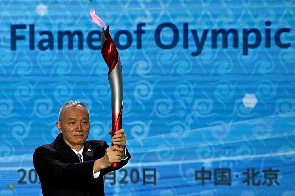 Api dinyalakan di Athena pada Senin, 18 Oktober 2021, dan pada hari berikutnya diserahkan kepada penyelenggara Olimpiade Beijing.  Upacara penyalaan api diwarnai oleh aksi protes para aktivis. Para pengunjuk rasa mendesak IOC untuk menunda Olimpiade, dengan alasan bahwa Tiongkok melakukan genosida terhadap Uyghur dan Tibet.