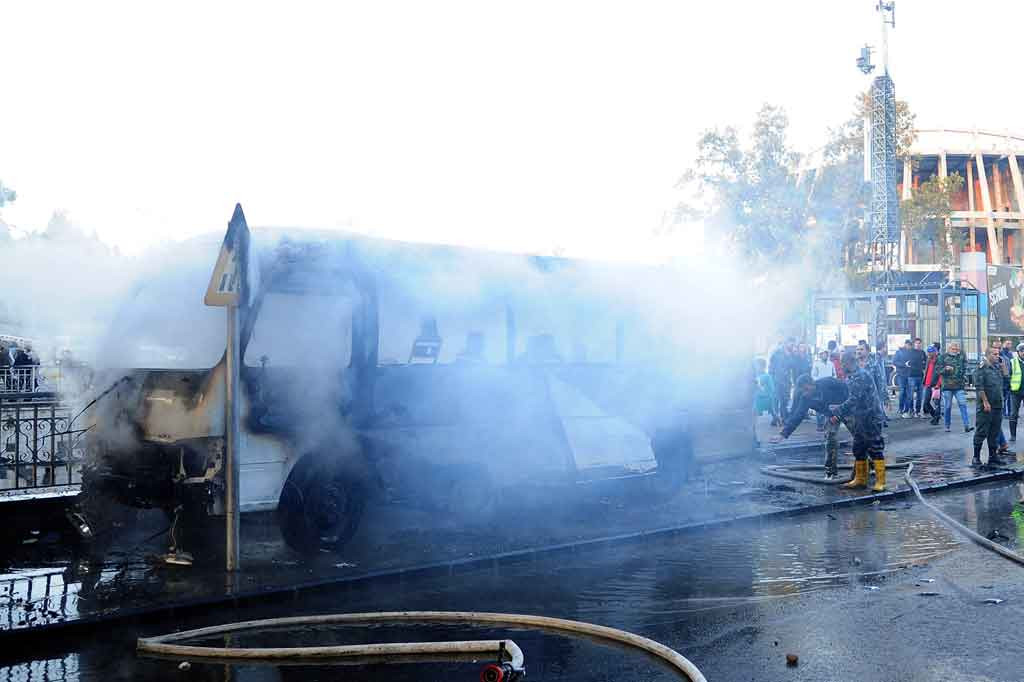 Serangan bom menghantam sebuah bus tentara di Damaskus, Rabu, 20 Oktober 2021. Peristiwa paling berdarah yang menyerang ibu kota Suriah dalam empat tahun itu mengakibatkan 14 orang meninggal dunia.