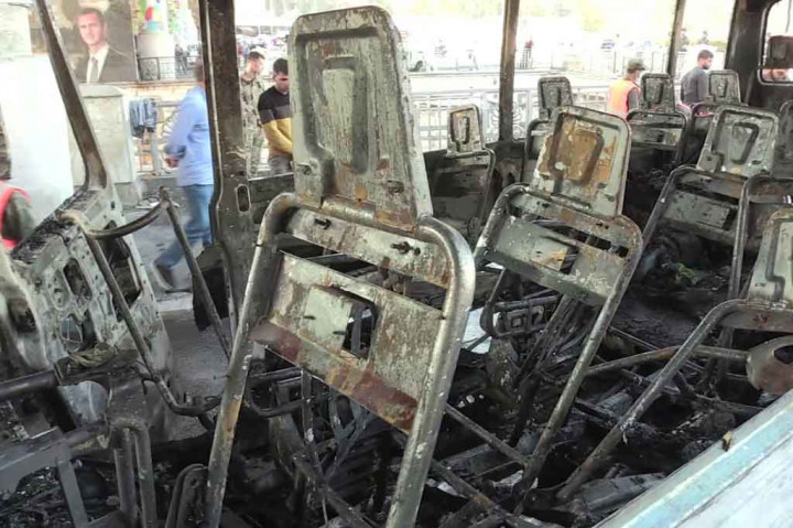 Gambar yang dirilis oleh SANA menunjukkan responden pertama mencari bangkai bus yang hangus dan apa yang dikatakan kantor berita itu adalah penjinak bom yang menjinakkan perangkat ketiga yang ditanam di area yang sama.