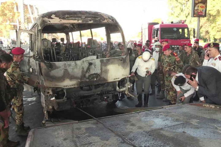 Sebuah sumber militer yang dikutip oleh badan negara mengatakan bom itu telah ditanam di bus dan diledakkan saat melewati dekat jembatan Hafez al-Assad, dekat dengan museum nasional di jantung ibu kota.