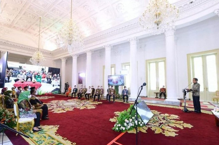 Presiden Jokowi meminta agar para kepala daerah ikut mendorong produk-produk unggulan berani untuk masuk pasar ekspor. 