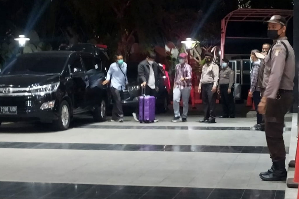 Bupati Kuantan Singingi (Kuansing) Andi Putra (jaket hitam) tiba untuk menjalani pemeriksaan di Gedung Merah Putih KPK, Jakarta, Rabu, 20 Oktober 2021. Andi telah ditetapkan sebagai tersangka dalam kasus dugaan penerimaan hadiah atau janji terkait perpanjangan izin hak guna usaha sawit di Kuansing, Riau.