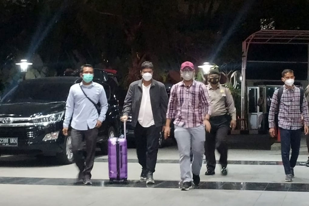 Mengenakan kemeja putih berbalut jaket hitam, Andi tiba di Gedung KPK sekitar pukul 18.44 WIB.
