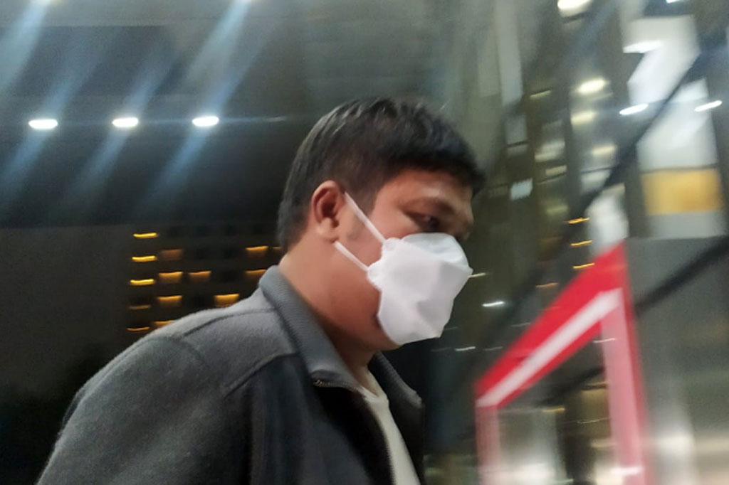 Saat turun dari mobil penyidik, Andi terlihat menenteng sebuah koper berwarna ungu. Dia enggan berkomentar terkait penangkapannya dan memilih langsung masuk ke Gedung Merah Putih KPK.