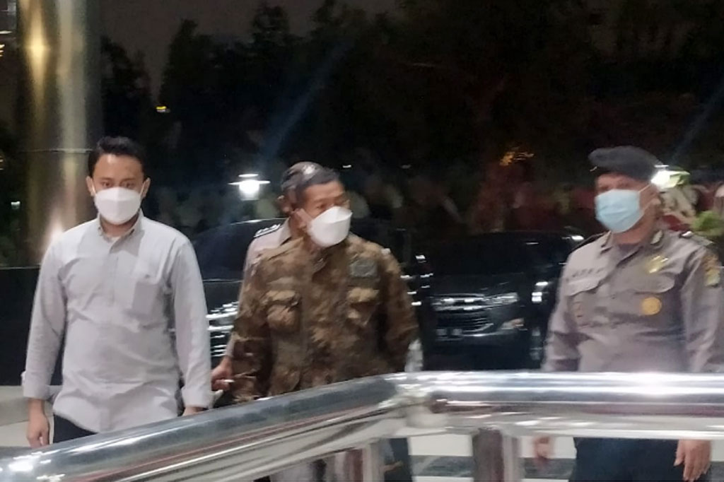 Andi tiba bersama tersangka lainnya yaitu General Manager PT Adimulia Agrolestari, Sudarso (SDR). SDR juga hanya diam saat ditanya wartawan dan langsung masuk ke Gedung KPK.