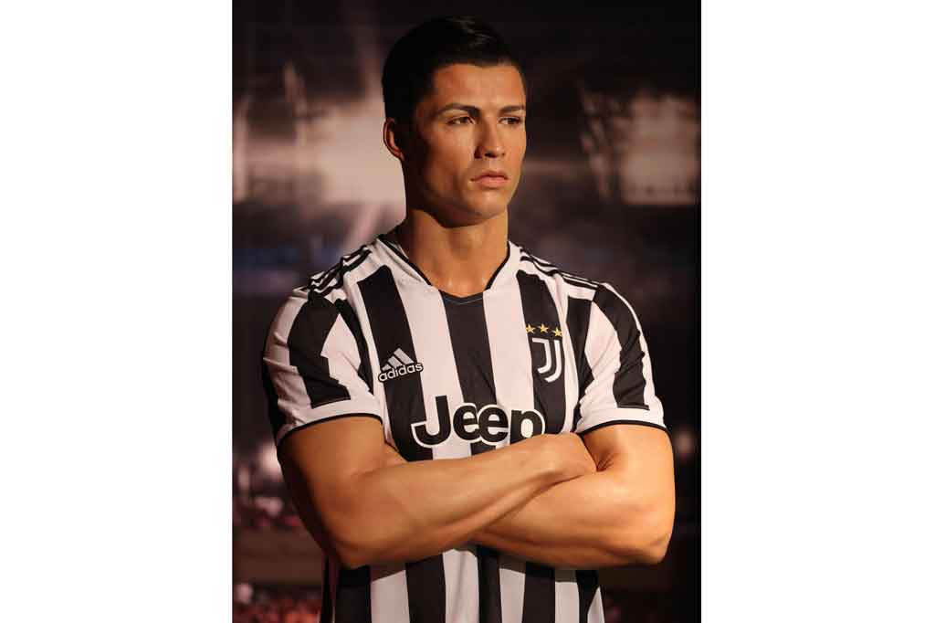 Museum patung lilin terkenal Madame Tussauds di London dibuka minggu ini di Dubai, Uni Emirat Arab, dengan patung lilin Cristiano Ronaldo masih mengenakan jersey hitam dan putih bergaris dari tim sebelumnya, Juventus.