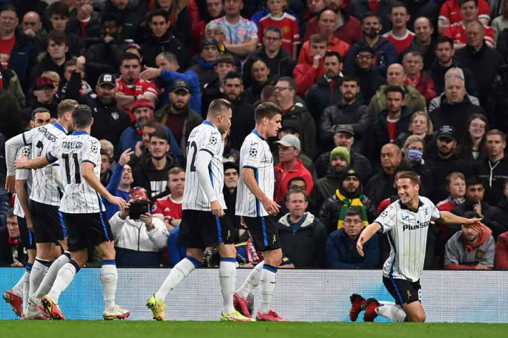 Namun Setan Merah harus tertinggal lebih dulu pada menit ke-14 lewat gol tendangan Mario Pasalic setelah meneruskan umpan Davide Zappacosta. Skor 1-0 untuk Atalanta.