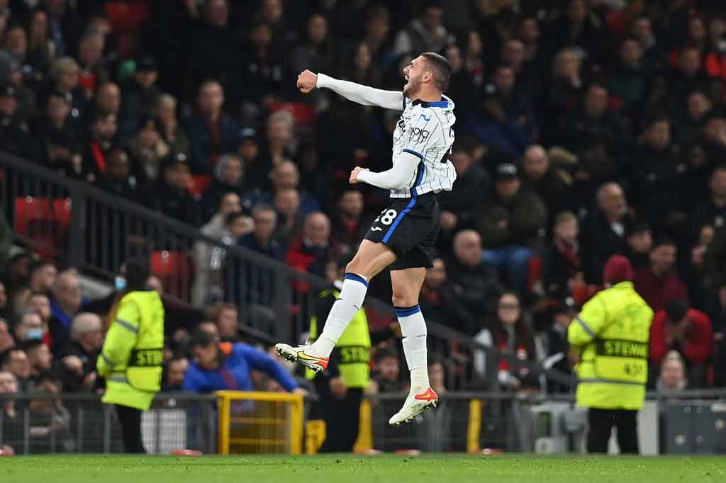 Alih-alih menyamakan kedudukan, MU justru kebobolan gol kedua pada menit ke-29. Berawal dari sepak pojok Teun Koopmeiners, Merih Demiral berhasil menyundul bola meski harus berduel udara dengan Luke Shaw dan Harry Maguire. Bola kemudian tidak bisa dihalau De Gea hingga skor berubah menjadi 2-0.  
