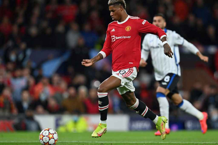 Manchester United sebenarnya telah mendapatkan peluang pertama lewat Marcus Rashford pada menit ke-3. Sayang, dia dinilai telah berada dalam posisi offside sebelum melepaskan tembakan ke gawang Atalanta.