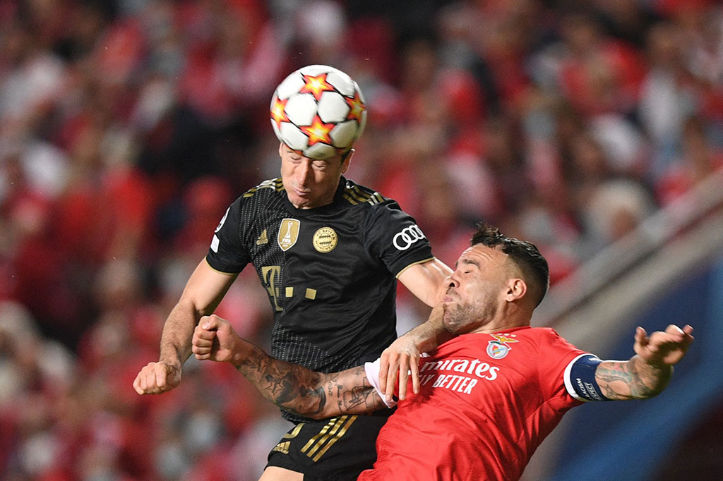 Bayern tampil menekan sejak awal laga. Die Roten kemudian mendapatkan peluang emas pada menit kedelapan lewat sundulan Robert Lewandowski dari jarak dekat. Sayang bola masih bisa ditepis oleh kiper Odysseas Vlachodimos.