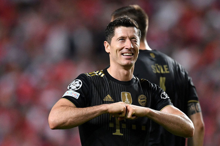Dua menit menjelang babak pertama usai Bayern sempat mencetak gol lewat Robert Lewandowski. Tetapi gol tersebut dianulir wasit karena penyerang asal Polandia itu mencetak gol dengan tangan. Skor imbang tanpa gol bertahan hingga wasit menyudahi babak pertama.