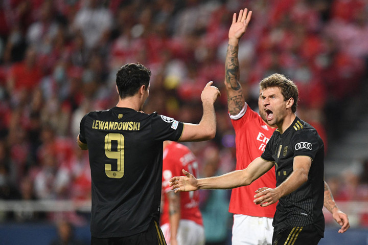 Keunggulan Bayern bertambah pada menit ke-80 setelah Everton Soares mencetak gol bunuh diri saat mencoba untuk menghalau umpan dari Serge Gnabry.