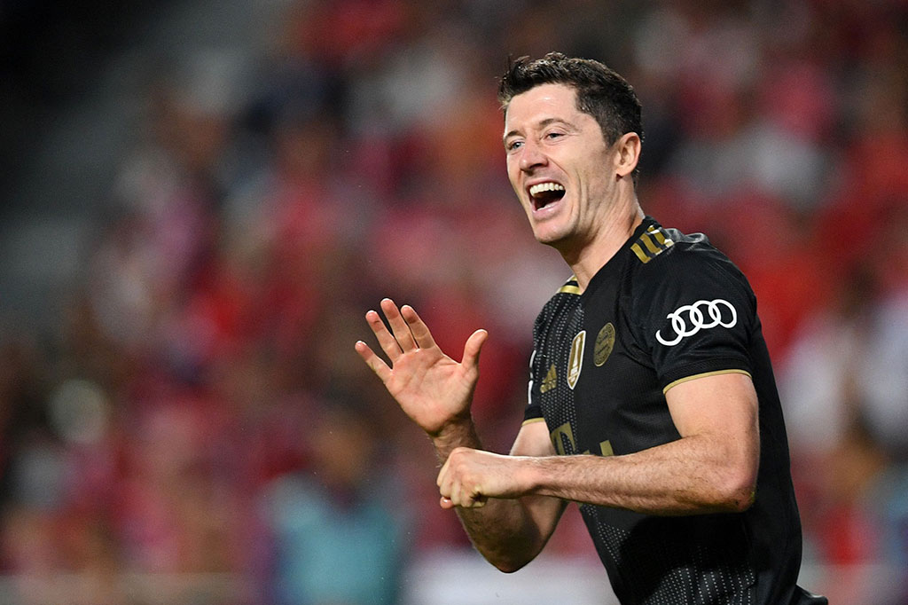 Dua menit berselang giliran Lewandowski mencatatkan namanya di papan skor setelah ia mendapatkan umpan matang dari Sane, sebelum dengan mudah menceploskan bola ke gawang tuan rumah.