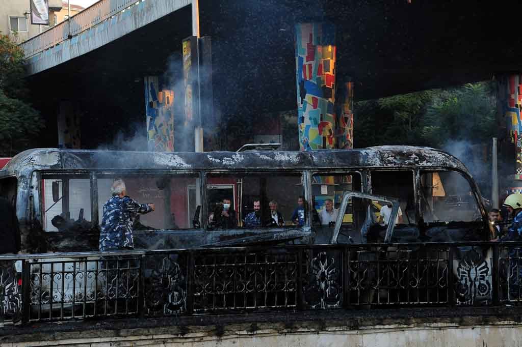 Serangan bom menghantam sebuah bus tentara di Damaskus, Rabu, 20 Oktober 2021. Peristiwa paling berdarah yang menyerang ibu kota Suriah dalam empat tahun itu mengakibatkan 14 orang meninggal dunia.