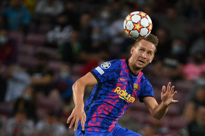 Peluang kembali didapat Blaugrana pada menit ke-18 lewat sundulan Luuk de Jong usai meneruskan tendangan bebas Memphis Depay, tetapi arah bola masih meleset di sisi kiri gawang lawan. De Jong lagi-lagi nyaris menjebol gawang Kiev tiga menit berselang. Sayangnya sepakan melengkungnya masih bisa ditepis kiper George Buschan.