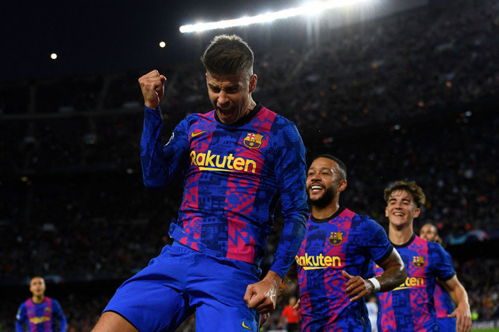 Terus menyerang, Barca akhirnya berhasil memecah kebuntuan pada menit ke-36. Sepakan voli bek senior Gerard Pique menyambut umpan silang Jordi Alba berhasil mengoyak gawang Kiev. Skor menjadi 1-0. Gol tersebut merupakan yang pertama bagi Barcelona di Liga Champions musim 2021-22.