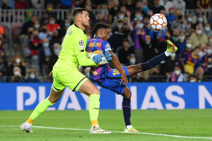 Di babak kedua, pelatih Ronald Koeman memasukkan Philippe Coutinho dan Ansu Fati untuk menambah daya kreativitas Barca di lini serang. Pergantian pemain tersebut kemudian terbukti setelah Ansu Fati berpeluang untuk menambah keunggulan timnya pada menit ke-53. Namun sayang sepakan voli spekulatif dari dalam kotak penalti pemain berusia 18 tahun itu masih melebar di sisi kanan gawang Buschan.
