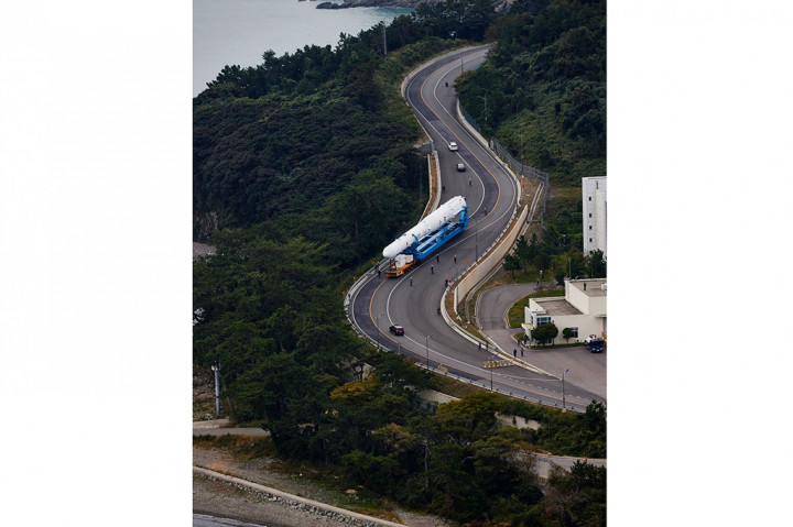 Roket seberat 200 ton itu dipindahkan ke landasan peluncurannya pada Rabu, 20 Oktober 2021 dan diangkat ke posisinya.