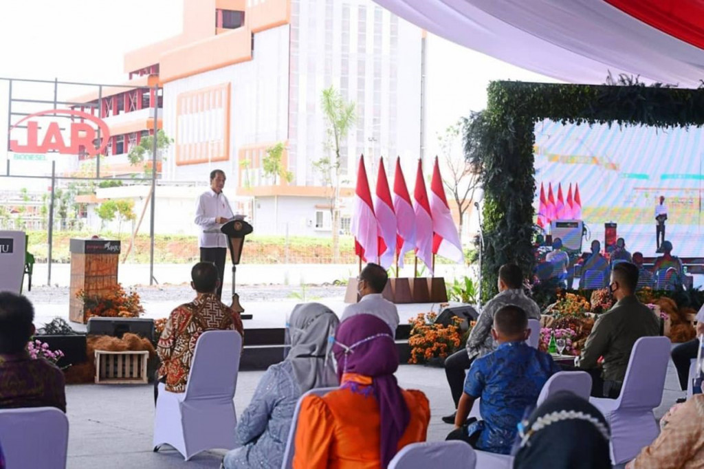 “Diperkirakan di 2021 akan menghemat devisa Rp56 triliun,” kata Jokowi saat meresmikan pabrik biodiesel PT Jhonlin Agro Raya di Tanah Bumbu, Kalimantan Selatan, Kamis, 21 Oktober 2021.