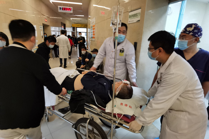 Pekerja medis mendorong seorang pasien di sebuah rumah sakit di Shenyang, provinsi Liaoning timur laut China pada 21 Oktober 2021, setelah ledakan gas di sebuah restoran dan menewaskan sedikitnya tiga orang dan melukai puluhan lainnya.