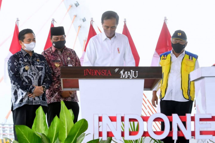Pernyataan itu disampaikan Presiden Jokowi saat meresmikan Jembatan Sei Alalak di Kota Banjarmasin, Kamis, 21 Oktober 2021.