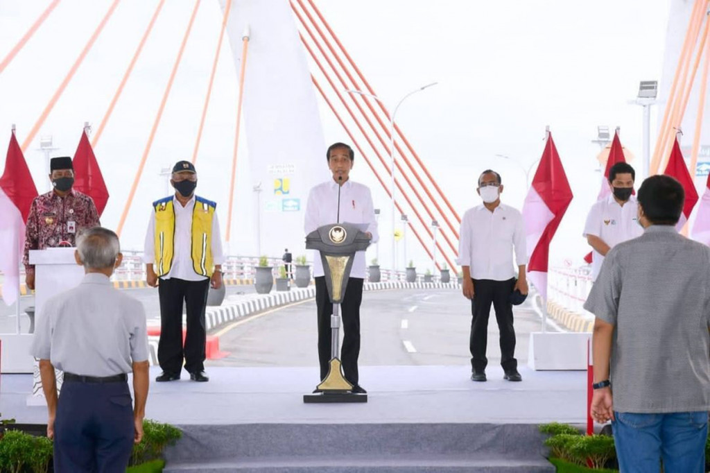 Presiden Joko Widodo mengatakan Jembatan Sei Alalak di Kota Banjarmasin dirancang mampu bertahan hingga 100 tahun. Sebab, Jembatan Sei Alalak dibangun dengan teknologi tinggi dan tahan gempa.