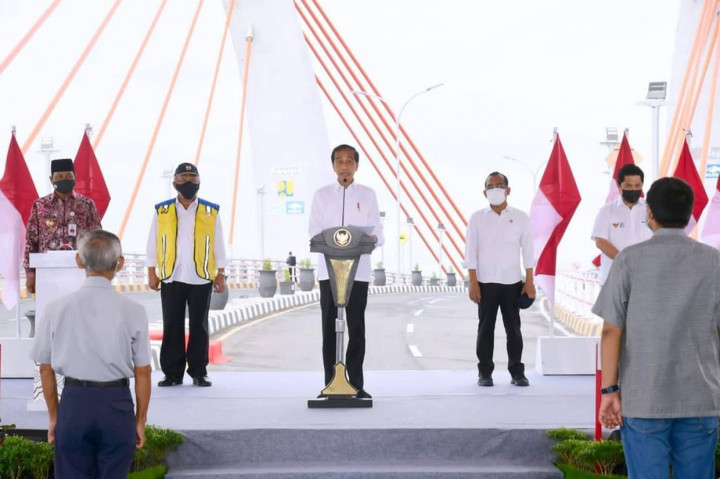 Presiden Joko Widodo mengatakan Jembatan Sei Alalak di Kota Banjarmasin dirancang mampu bertahan hingga 100 tahun. Sebab, Jembatan Sei Alalak dibangun dengan teknologi tinggi dan tahan gempa.