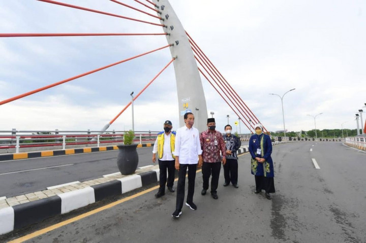 Jokowi berharap jembatan Sei Alalak, Banjarmasin, Kalimantan Selatan, membawa segudang manfaat bagi masyarakat. Infrastruktur anyar itu memiliki sejumlah kelebihan.