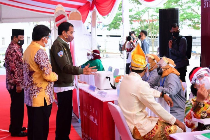 Presiden pun meminta jajaran pemerintah daerah setempat bekerja sama dengan Polres dan Kodim untuk mempercepat vaksinasi agar dapat memberikan perlindungan maksimal kepada masyarakat.